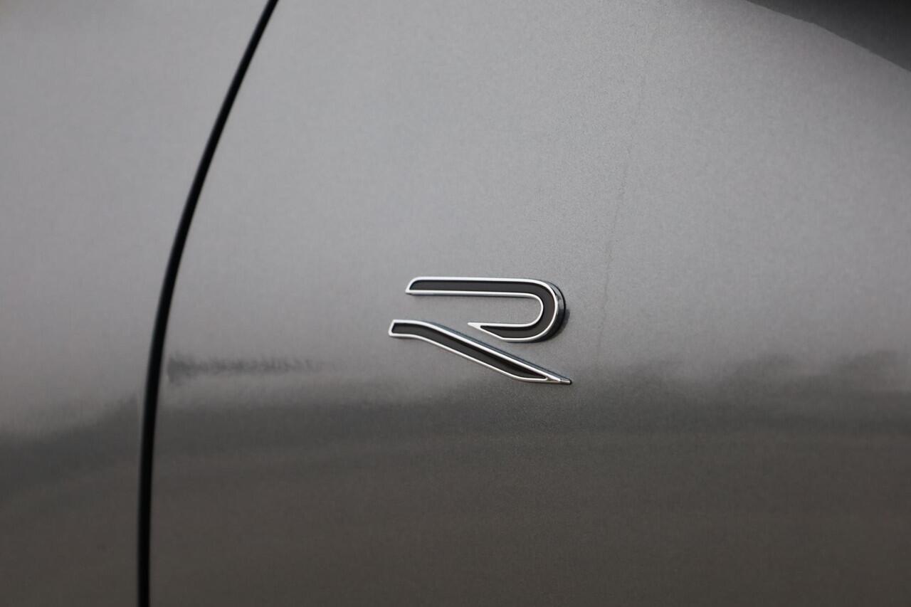 Volkswagen T-Roc 1.5 eTsi R-Line First Edition 150PK / 110kW LED Matrix IQ.Light, panoramisch schuif- kanteldak elektr. bedienbaar, 360° rondomzichtcamera, verwarmbare voorstoelen + achterbank, high end audio 'Harman Kadon', dodehoekdetectie (Side Assist), head-up display