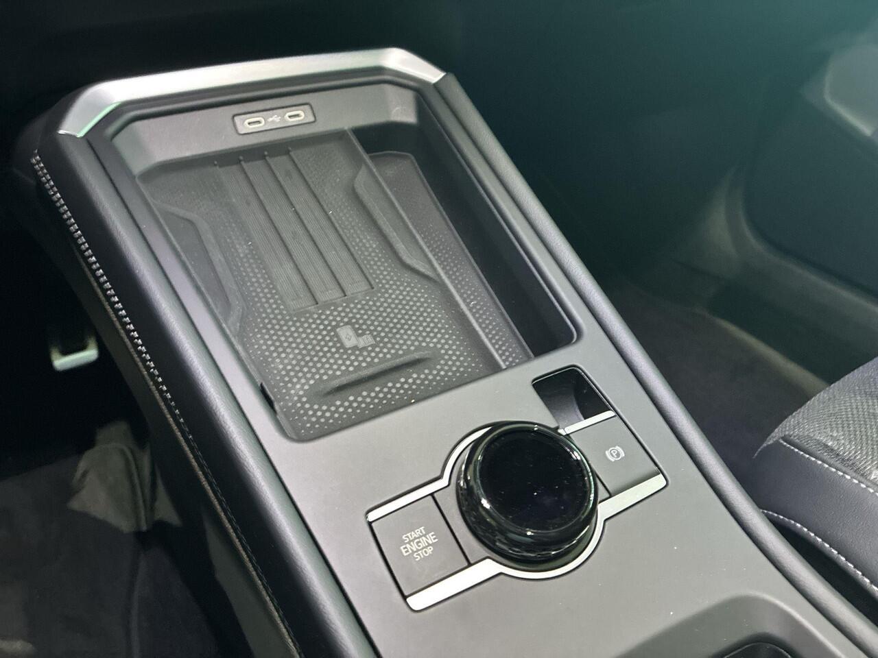 Volkswagen T-Roc 1.5 eTsi R-Line First Edition Panoramaschuif-kanteldak · Black Style Pakket · Multimedia Pakket · Tech Pakket Plus