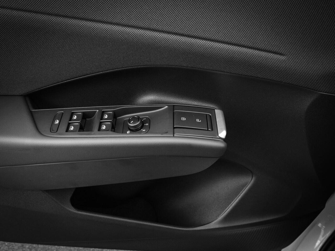 Volkswagen T-Roc Life First Edition 1.5 eTSI 116 PK 7 versn. DSG · Comfort Pakket · Achteruitrijcamera · Draadloze telefoonlader ·