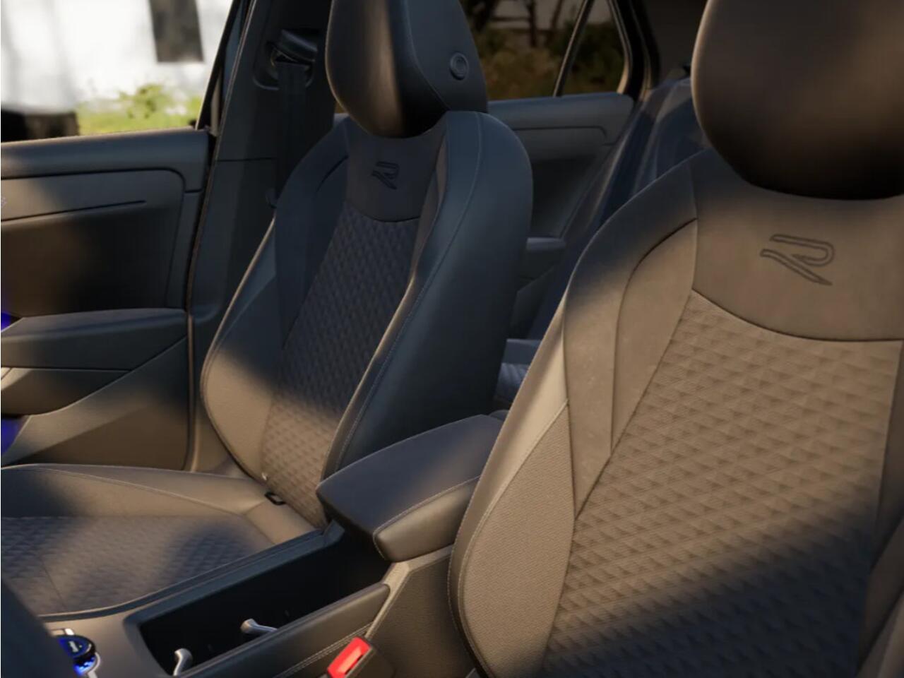 Volkswagen T-Roc R-Line First Edition 1.5 eTSI 150 PK 7 versn. DSG · Electrische achterklep · Panoramaschuif-kanteldak · Trekhaak · Voorraad OUTLET · Prijs is inclusief inruilpremie ·