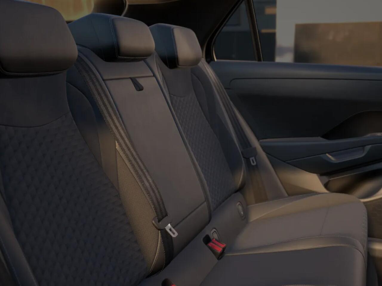 Volkswagen T-Roc R-Line First Edition 1.5 eTSI 150 PK 7 versn. DSG · Electrische Achterklep · Draadloze telefoonlader · Voorraad OUTLET · Prijs is inclusief inruilpremie ·