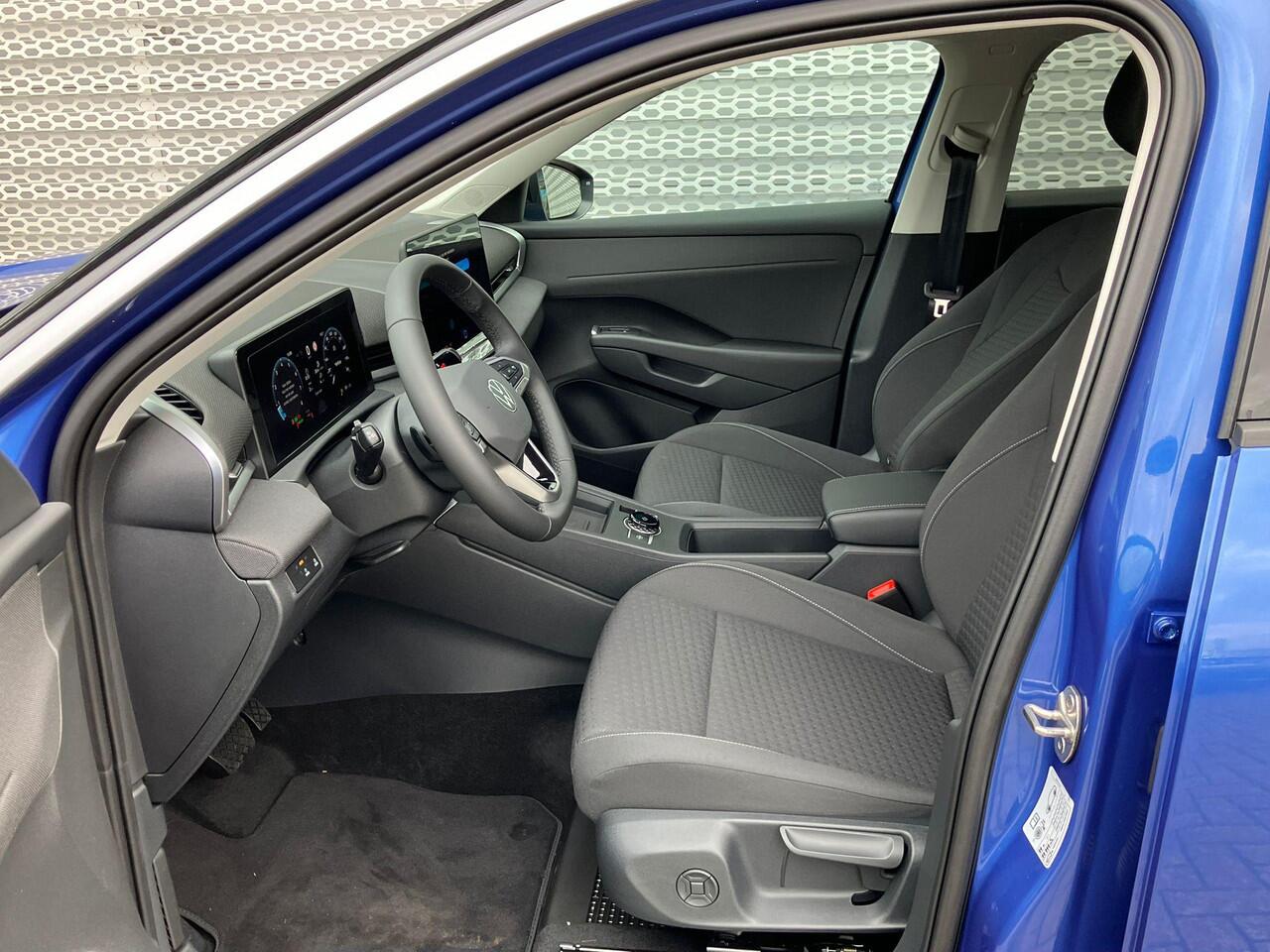 Volkswagen T-Roc Life First Edition 1.5 eTSI 85 kW / 116 PK DSG | Trekhaak wegklapbaar | Multimedia pakket | Ambient pakket | Tech pakket |