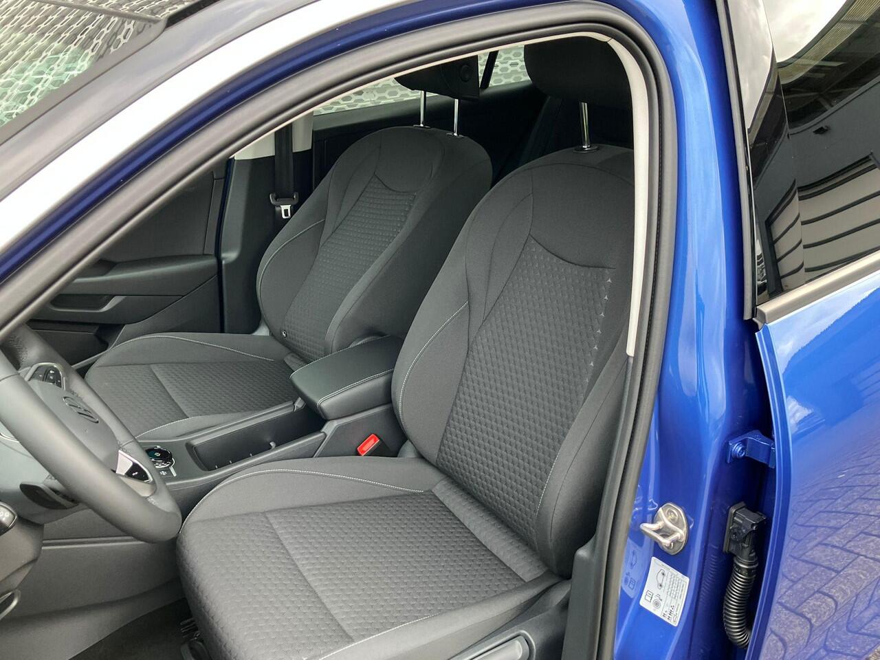 Volkswagen T-Roc Life First Edition 1.5 eTSI 85 kW / 116 PK DSG | Trekhaak wegklapbaar | Multimedia pakket | Ambient pakket | Tech pakket |