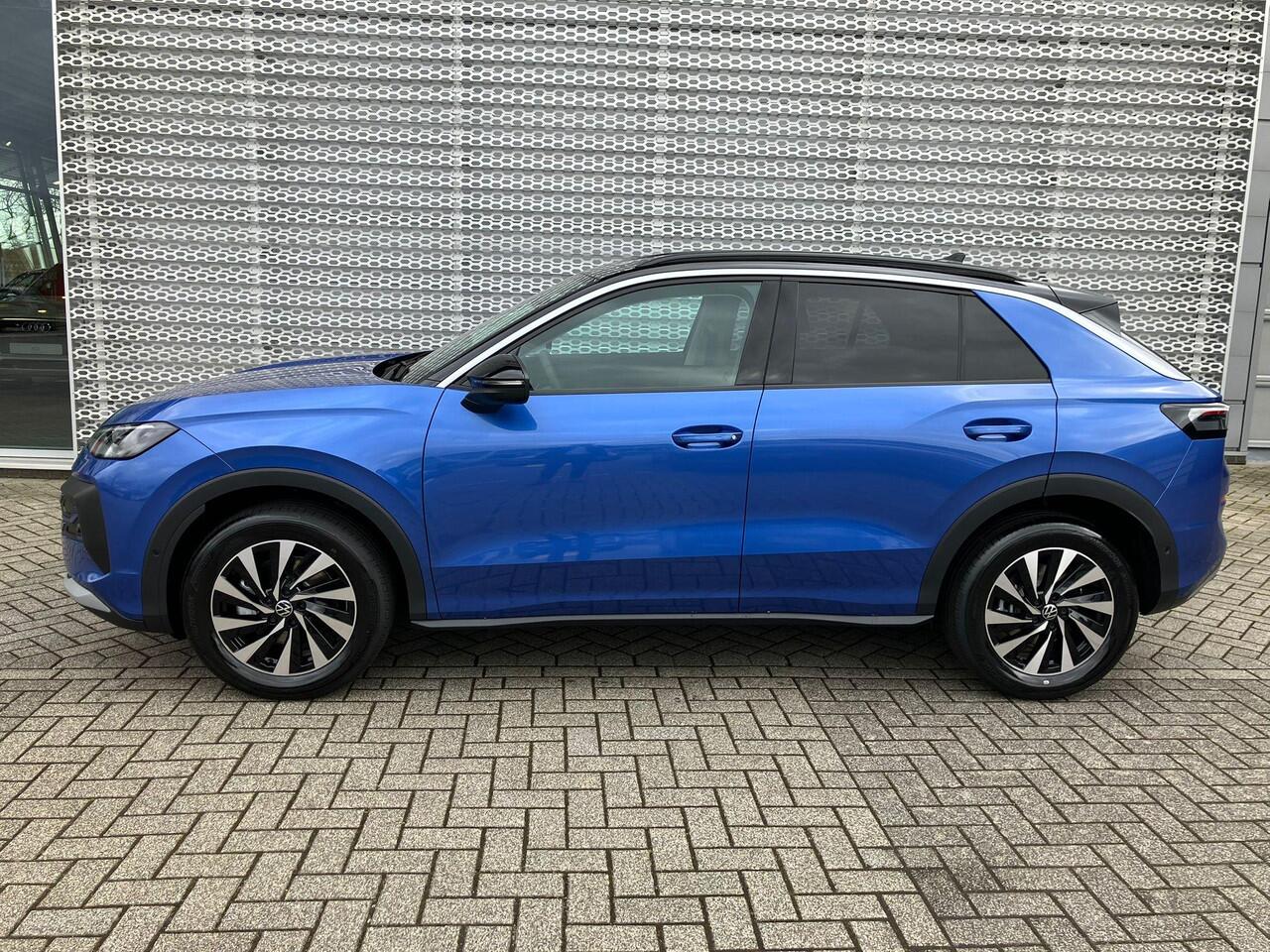 Volkswagen T-Roc Life First Edition 1.5 eTSI 85 kW / 116 PK DSG | Trekhaak wegklapbaar | Multimedia pakket | Ambient pakket | Tech pakket |