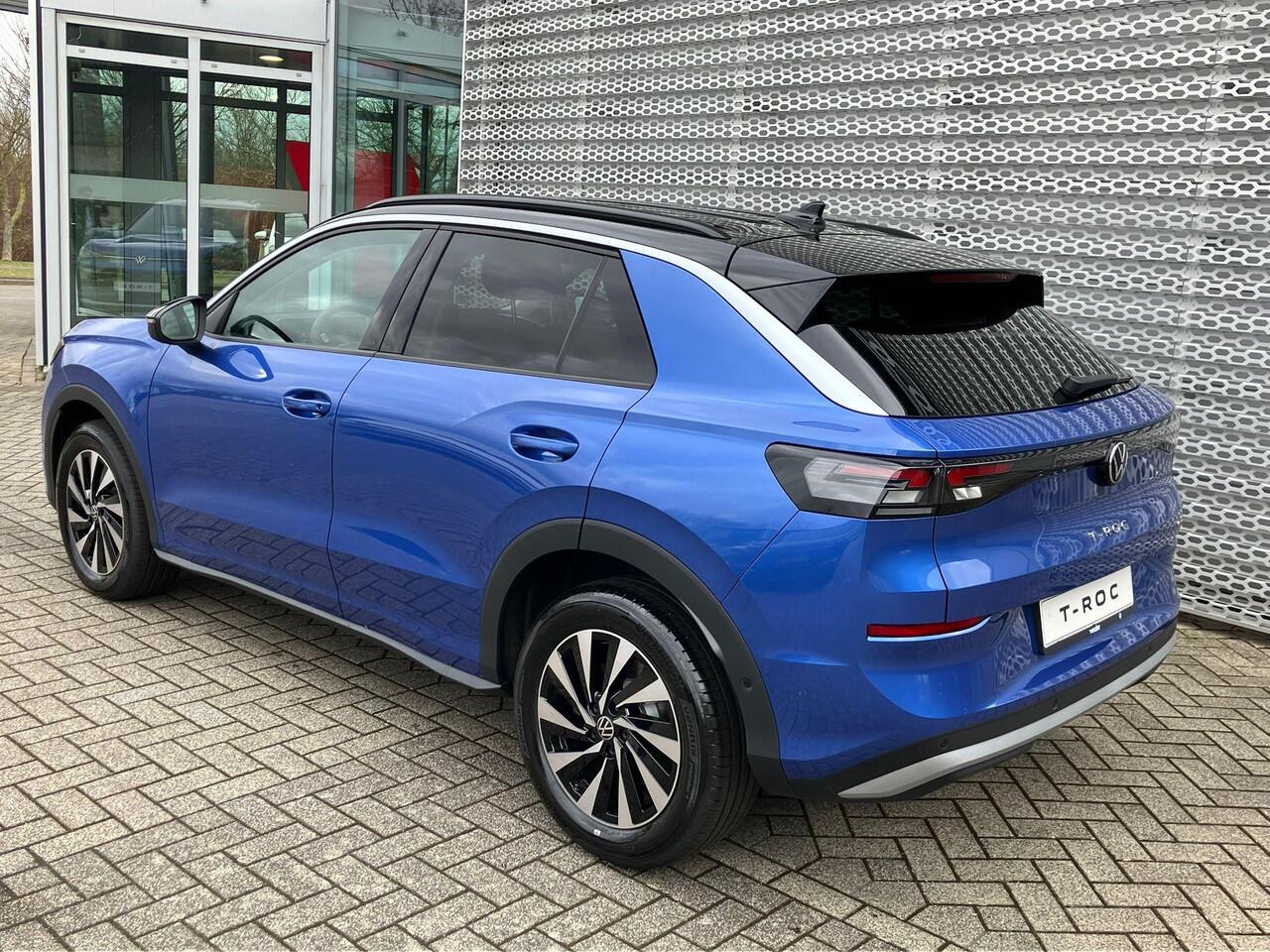 Volkswagen T-Roc Life First Edition 1.5 eTSI 85 kW / 116 PK DSG | Trekhaak wegklapbaar | Multimedia pakket | Ambient pakket | Tech pakket |