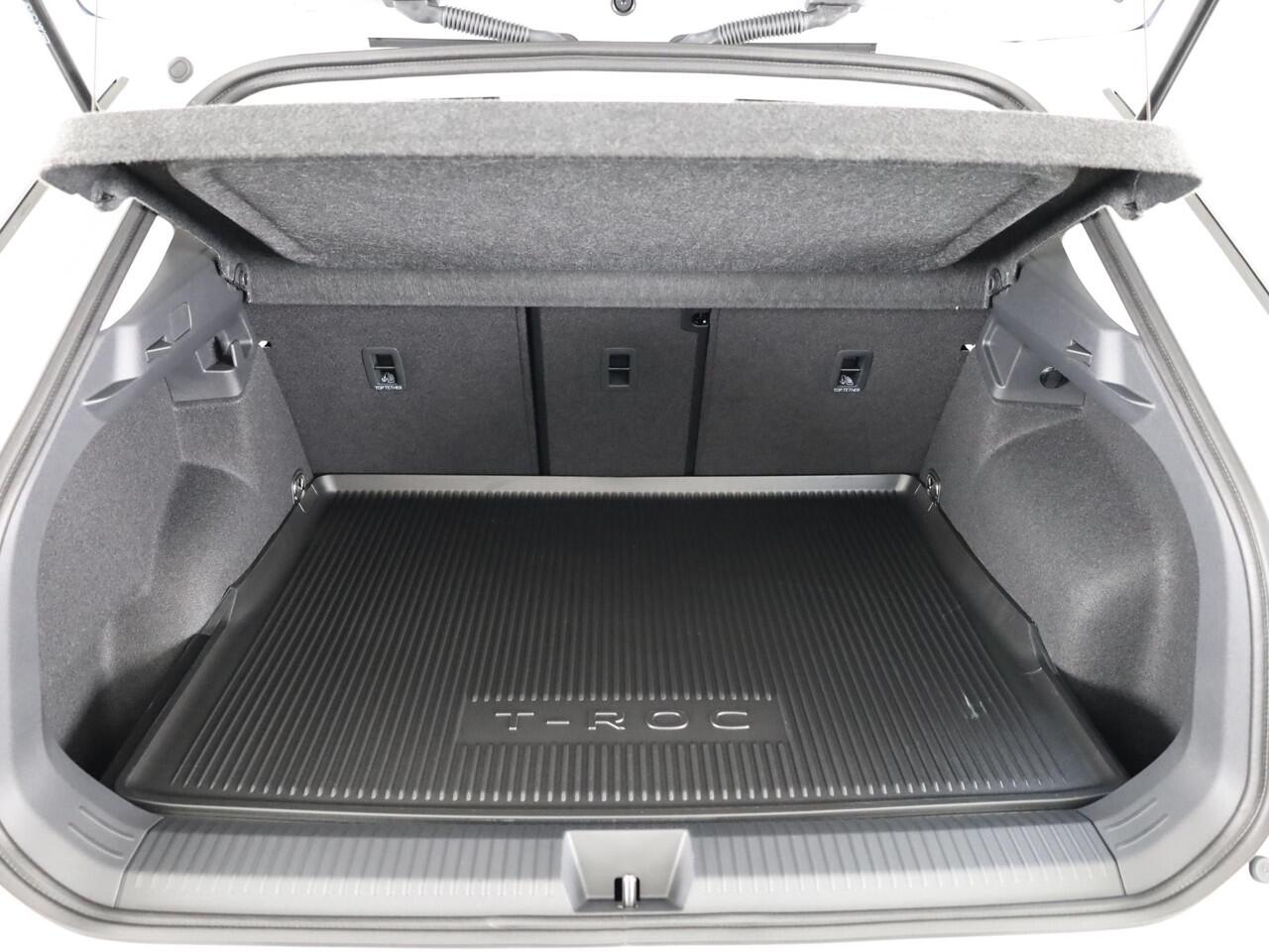 Volkswagen T-Roc Life First Edition 1.5 eTSI 116 PK DSG | 18" LM | Camera | Stoel & stuurverwarming |