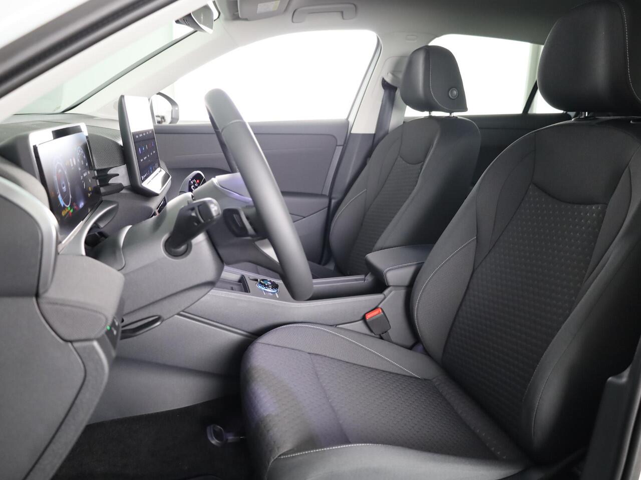 Volkswagen T-Roc Life First Edition 1.5 eTSI 116 PK DSG | 18" LM | Camera | Stoel & stuurverwarming |