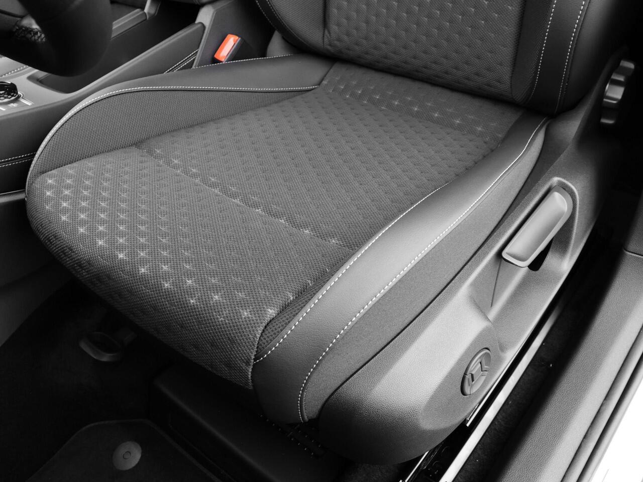 Volkswagen T-Roc R-Line First Edition 1.5 eTSI 150 PK 7 versn. DSG · Achteruitrijcamera · Draadloze telefoonlader · High-end geluidsysteem Harman Kardon · Koplampverlichting matrix-led (IQ.LIGHT) · Voorraad OUTLET · Prijs is inclusief inruilpremie ·