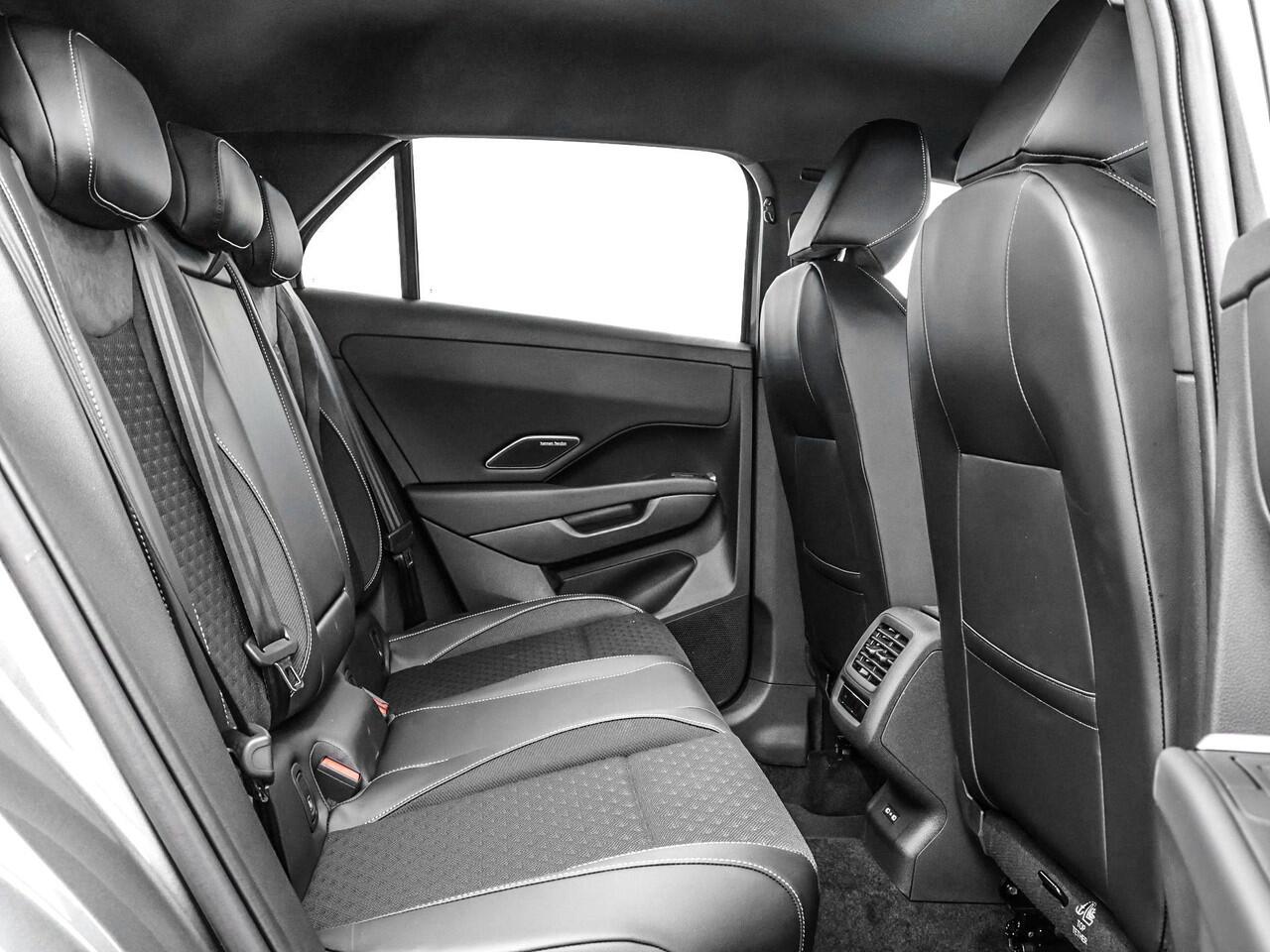 Volkswagen T-Roc R-Line First Edition 1.5 eTSI 150 PK 7 versn. DSG · Achteruitrijcamera · Draadloze telefoonlader · High-end geluidsysteem Harman Kardon · Koplampverlichting matrix-led (IQ.LIGHT) · Voorraad OUTLET · Prijs is inclusief inruilpremie ·