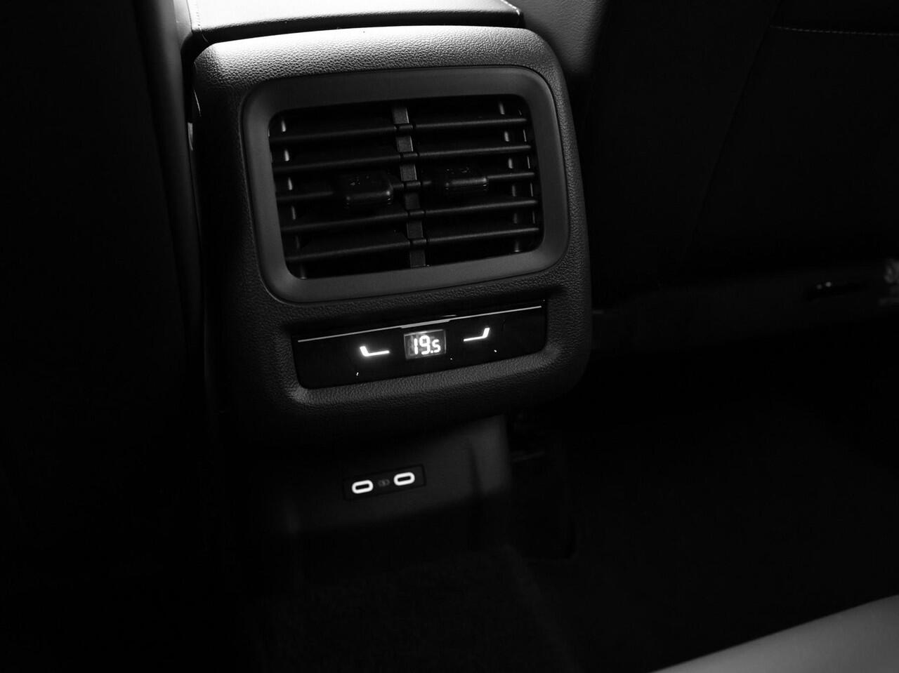 Volkswagen T-Roc R-Line First Edition 1.5 eTSI 150 PK 7 versn. DSG · Achteruitrijcamera · Draadloze telefoonlader · High-end geluidsysteem Harman Kardon · Koplampverlichting matrix-led (IQ.LIGHT) · Voorraad OUTLET · Prijs is inclusief inruilpremie ·