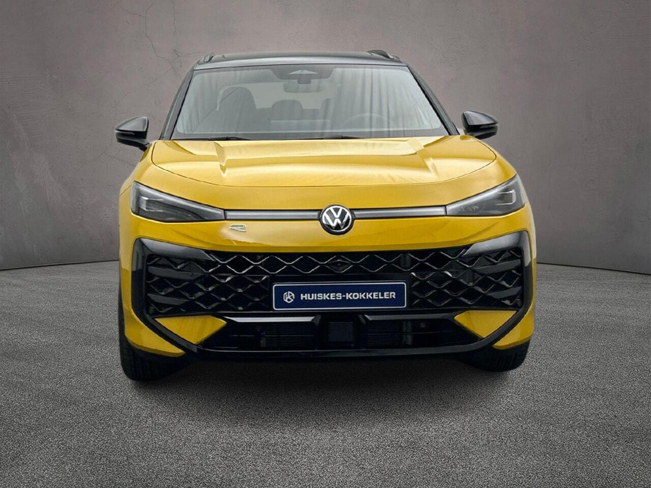Volkswagen T-Roc R-Line First Edition 1.5 eTSI 150pk DSG Automaat Panoramadak, Harman Kardon audio, Adaptive cruise control, LED matrix koplampen, Lederen bekleding, Black style