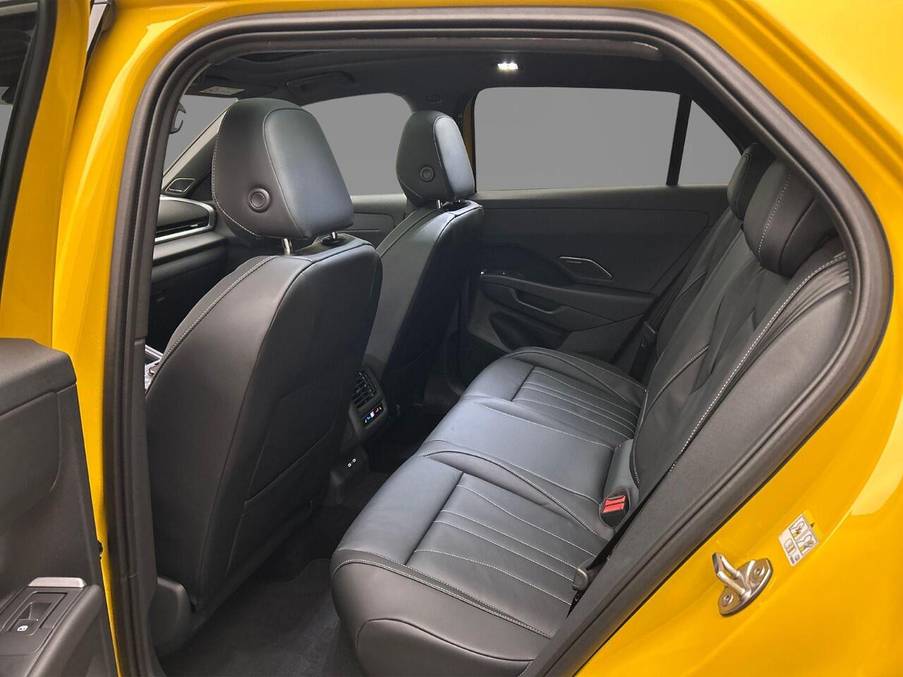 Volkswagen T-Roc R-Line First Edition 1.5 eTSI 150pk DSG Automaat Panoramadak, Harman Kardon audio, Adaptive cruise control, LED matrix koplampen, Lederen bekleding, Black style