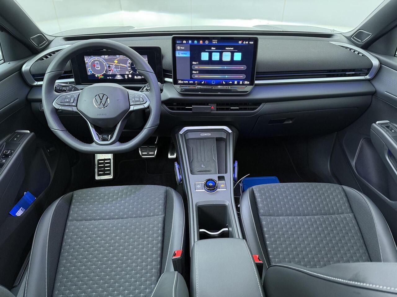 Volkswagen T-Roc 1.5 eTsi 150pk R-Line First Edition | Panoramadak | LED Matrix | Elektr. achterklep | Harman Kardon | Trekhaak wegklapbaar |