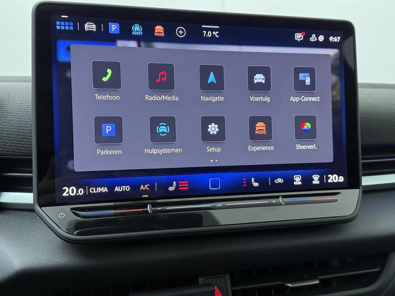 Volkswagen T-Roc 1.5 eTsi 150pk R-Line First Edition | Panoramadak | LED Matrix | Elektr. achterklep | Harman Kardon | Trekhaak wegklapbaar |