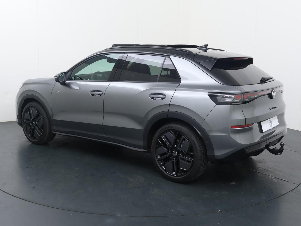 Volkswagen T-Roc 1.5 eTsi 150pk R-Line First Edition | Panoramadak | LED Matrix | Elektr. achterklep | Harman Kardon | Trekhaak wegklapbaar |