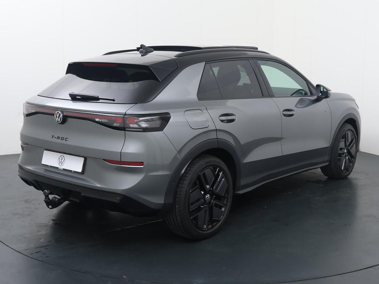 Volkswagen T-Roc 1.5 eTsi 150pk R-Line First Edition | Panoramadak | LED Matrix | Elektr. achterklep | Harman Kardon | Trekhaak wegklapbaar |