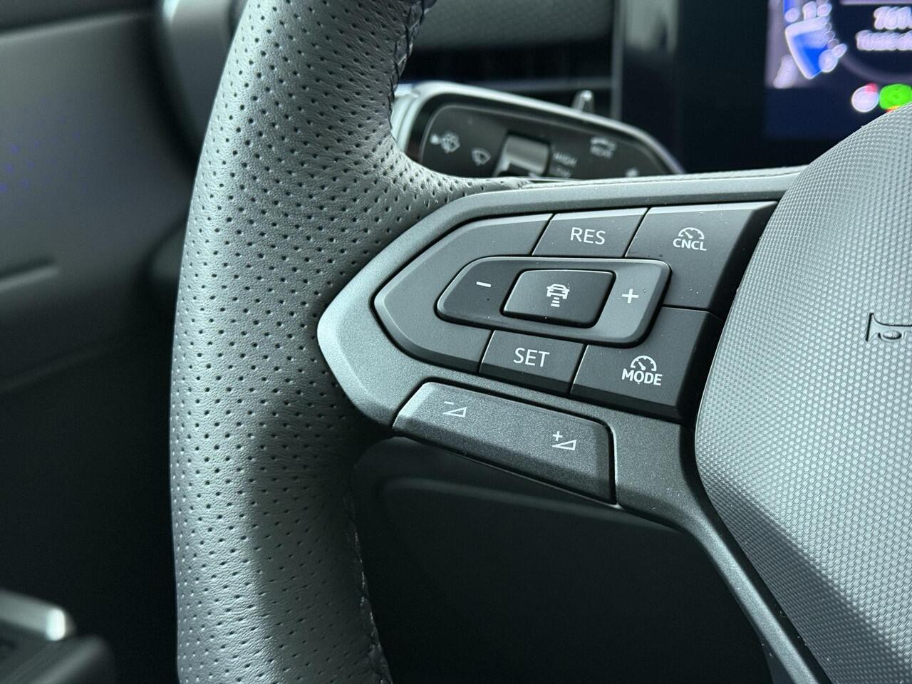 Volkswagen T-Roc 1.5 eTsi 150pk R-Line First Edition | Panoramadak | LED Matrix | Elektr. achterklep | Harman Kardon | Trekhaak wegklapbaar |