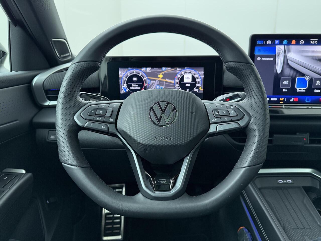 Volkswagen T-Roc 1.5 eTsi 150pk R-Line First Edition | Panoramadak | LED Matrix | Elektr. achterklep | Harman Kardon | Trekhaak wegklapbaar |