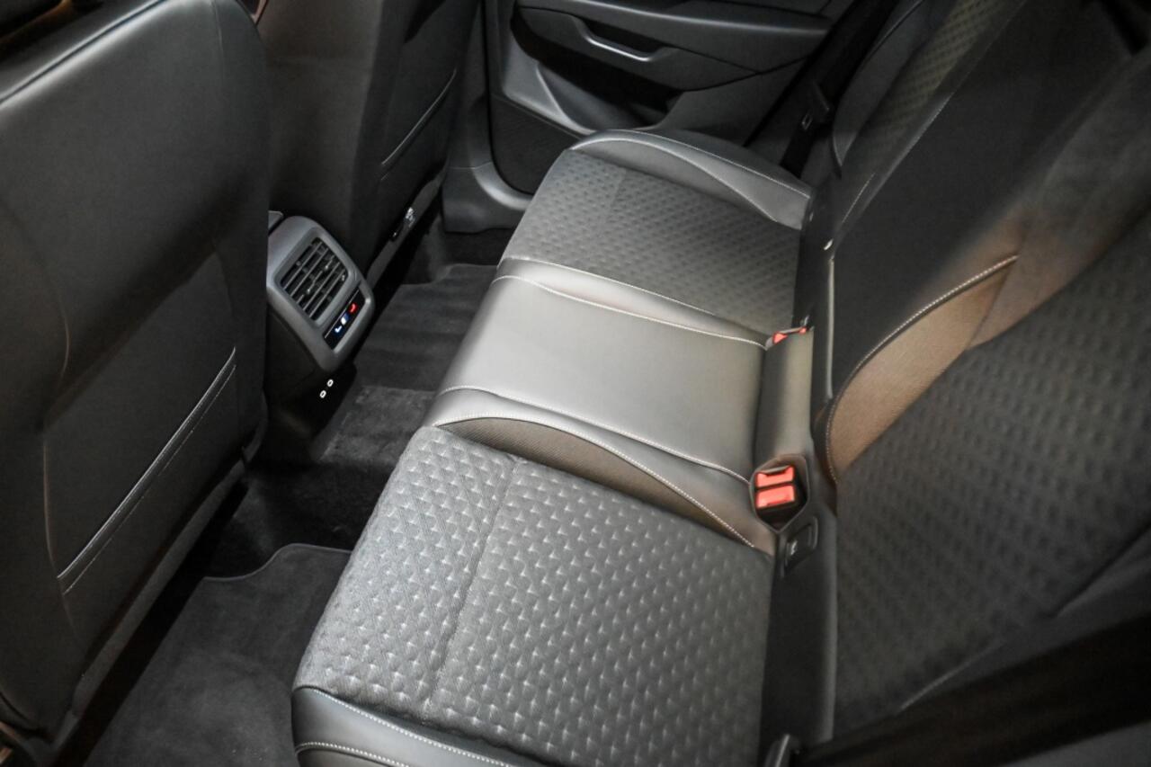 Volkswagen T-Roc 1.5 eTSI R-Line | HUD | BLACK PACK | ELEKTR. ACHTERKLEP | STOELV