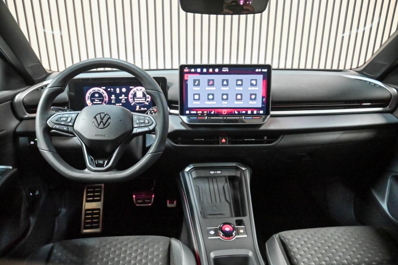 Volkswagen T-Roc 1.5 eTSI R-Line | HUD | BLACK PACK | ELEKTR. ACHTERKLEP | STOELV