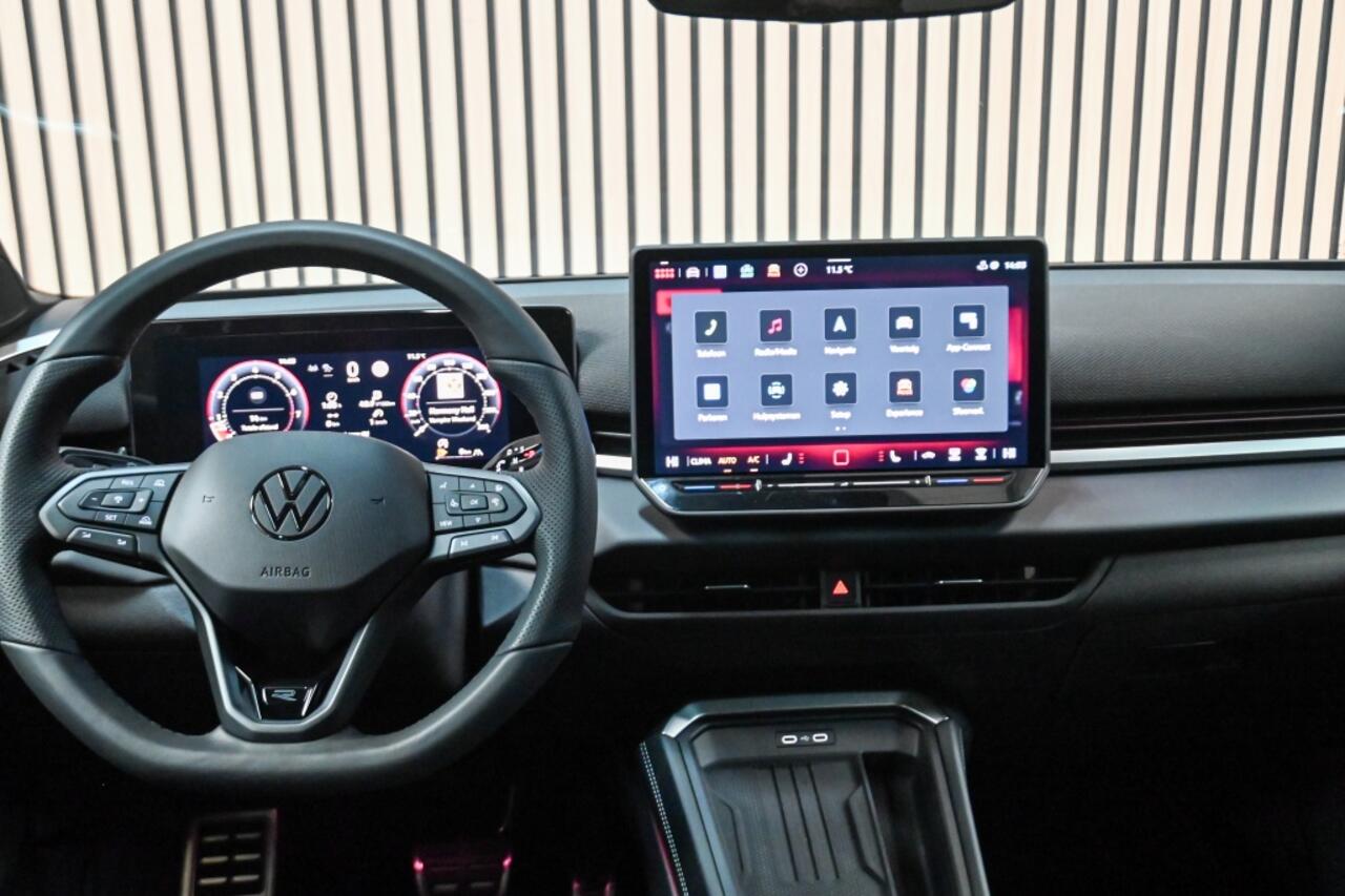 Volkswagen T-Roc 1.5 eTSI R-Line | HUD | BLACK PACK | ELEKTR. ACHTERKLEP | STOELV