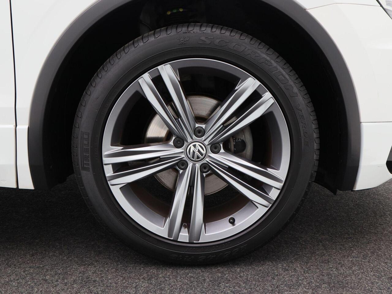 Volkswagen TIGUAN 1.4 TSi 150 Pk Automaat R-Line | Adaptive Cruise | CarPlay | Navigatie | Bluetooth | Parkeersensoren | Trekhaak | 19 Inch | 104.712 Km!!