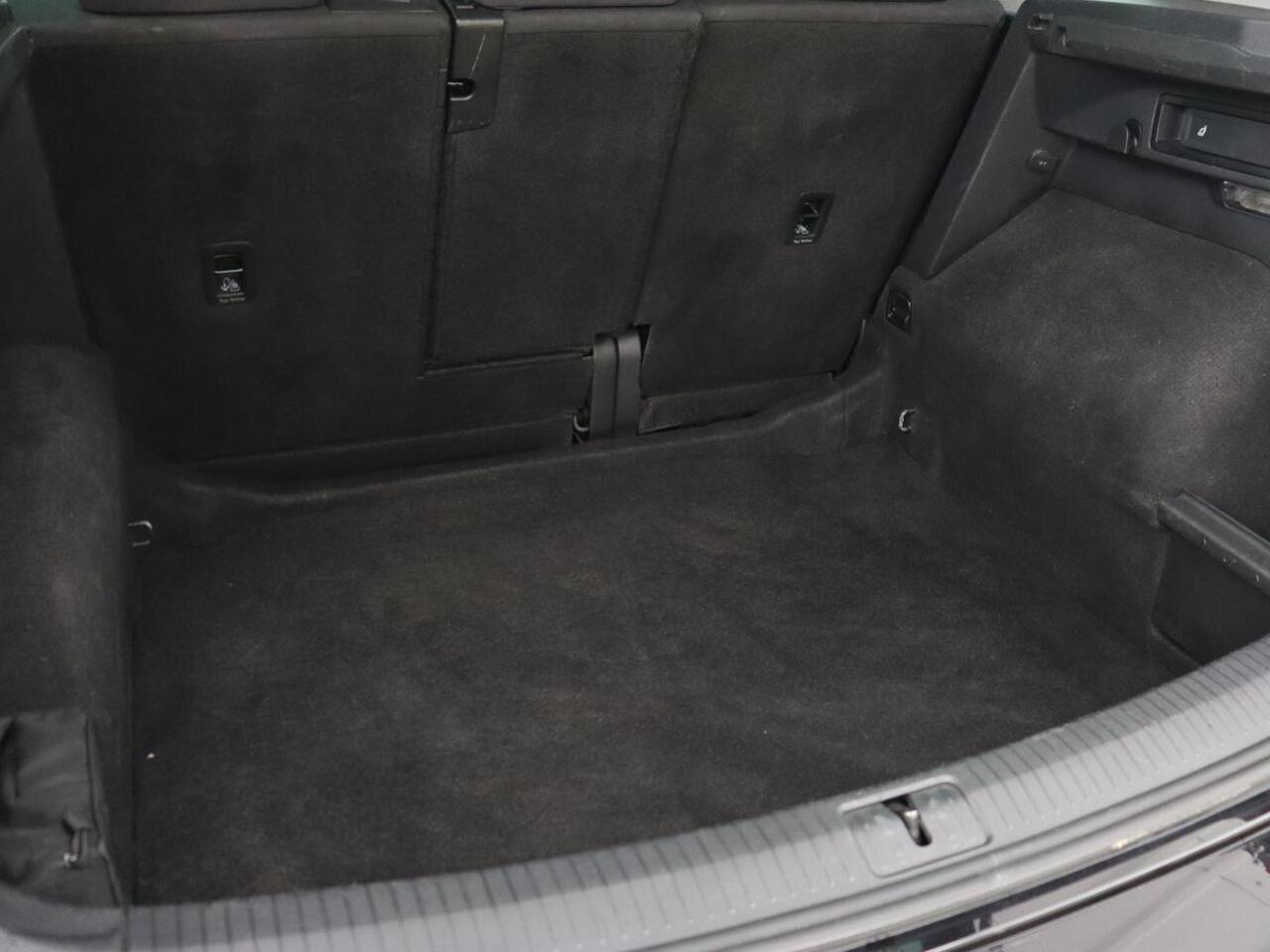 Volkswagen TIGUAN 1.5 TSI Comfortline | Carplay | Adaptive cruise | Navigatie | DAB | Parkeerhulp | Climate control | Bluetooth | Getint glas