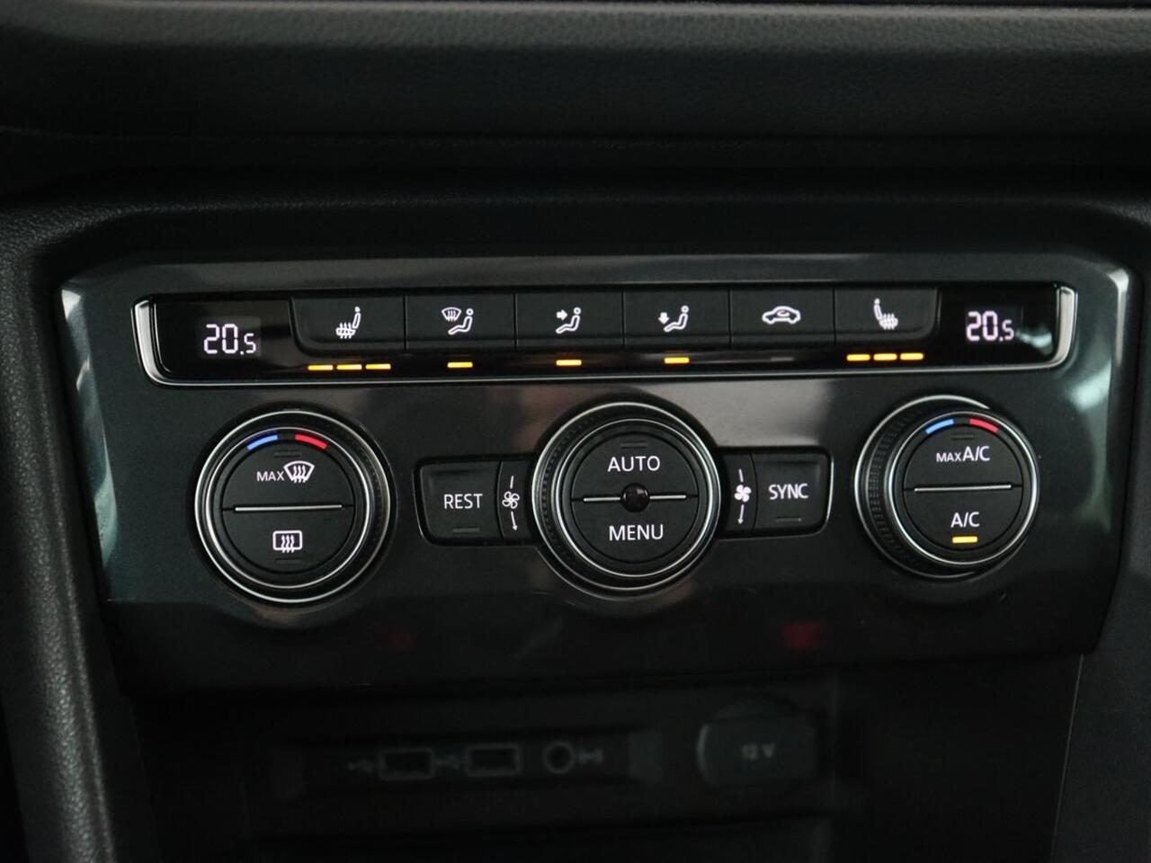 Volkswagen TIGUAN 1.5 TSI Comfortline | Panoramadak | Stoelverwarming | Carplay | Camera | Keyless | Adaptive cruise | Navigatie | Full LED