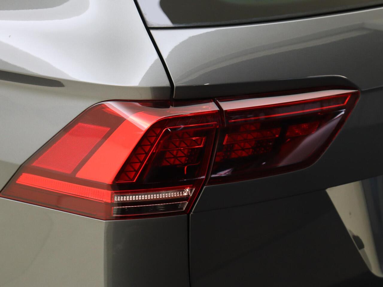 Volkswagen TIGUAN 1.5 TSI ACT Highline | Achteruitrijcamera | Parkeerassistent | 3-zone airco | Adaptieve cruise control | CarPlay | Digital cockpit | Navigatie |