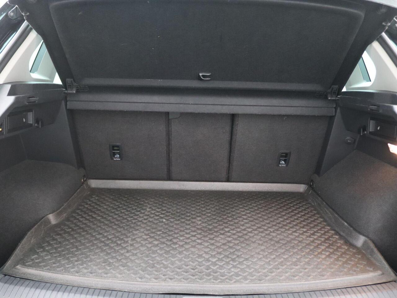 Volkswagen TIGUAN 1.5 TSI ACT Highline Business R 150PK DSG R-line, Pano-Schuifdak, Trekhaak, Virtual Pedal, Head-Up Display, Achteruitrijcamera, Stoelverwarming, Keyless, 19" LM Velgen