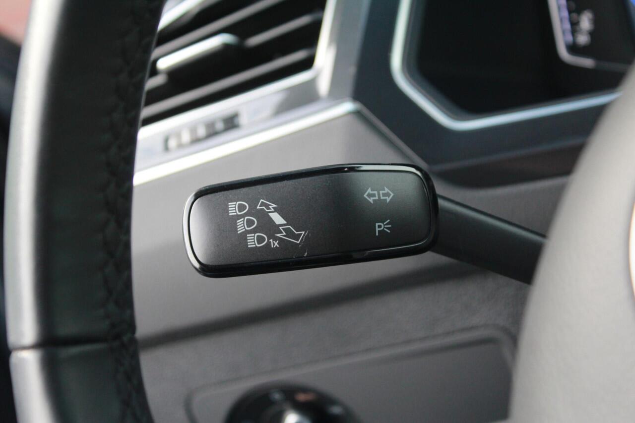 Volkswagen TIGUAN 1.5 TSI ACT Highline Business R | Pano | Trekhaak | Automaat |