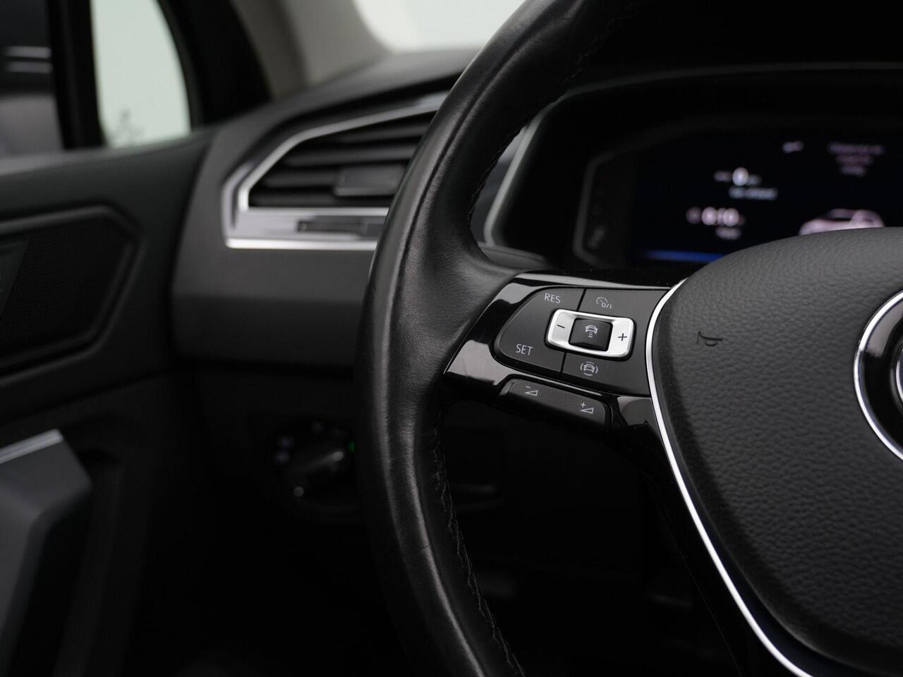 Volkswagen TIGUAN 2.0 TDI 150 pk DSG R-Line | Panoramadak | Trekhaak | Navigatie Discover Pro | Stuur-/achterbankverwarming | Achteruitrijcamera
