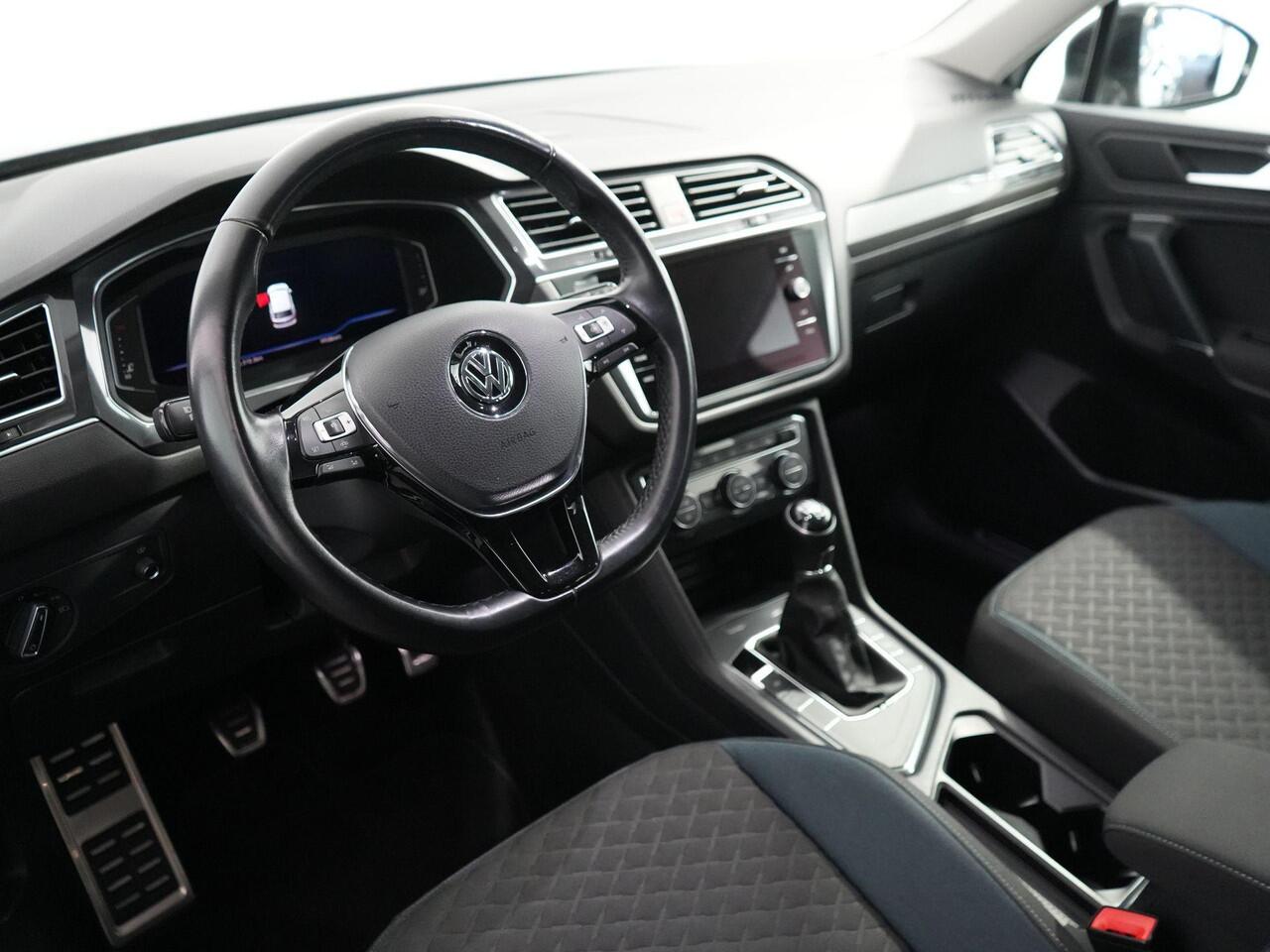 Volkswagen TIGUAN Allspace 1.5 TSI Comfortline Business R-Line 7p. | Matrix | Zwenkhaak | Camera | Carplay | HUD |