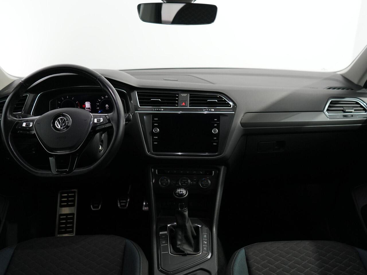 Volkswagen TIGUAN Allspace 1.5 TSI Comfortline Business R-Line 7p. | Matrix | Zwenkhaak | Camera | Carplay | HUD |