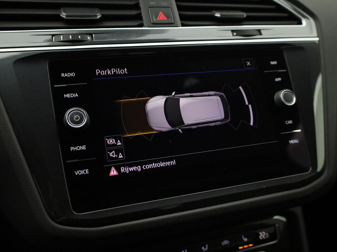 Volkswagen TIGUAN 1.5TSI/150PK ACT Comfortline Business · Navigatie · Trekhaak · Parkeersensoren