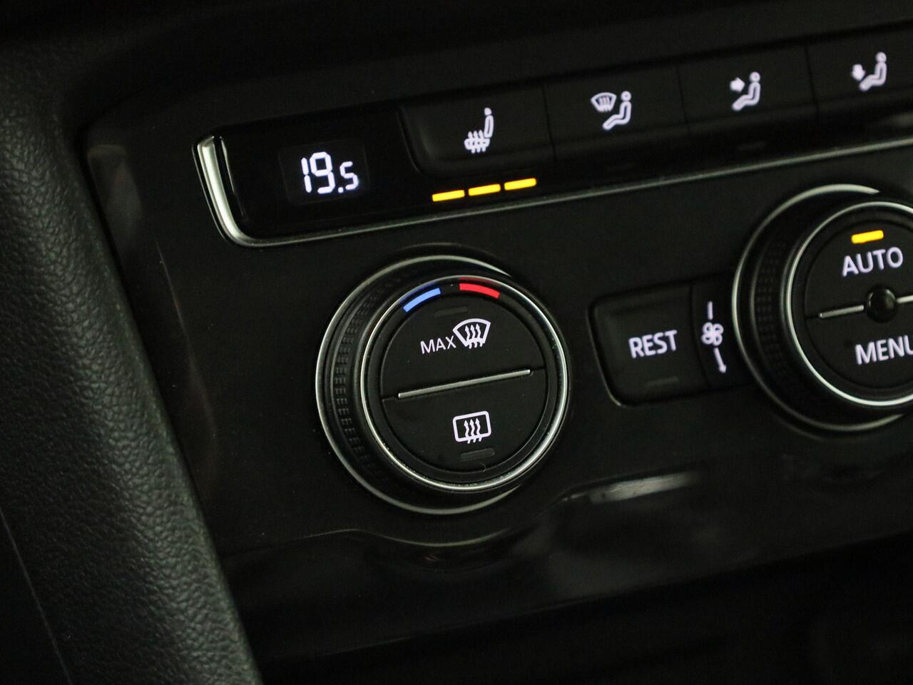 Volkswagen TIGUAN 1.5TSI/150PK ACT Comfortline Business · Navigatie · Trekhaak · Parkeersensoren