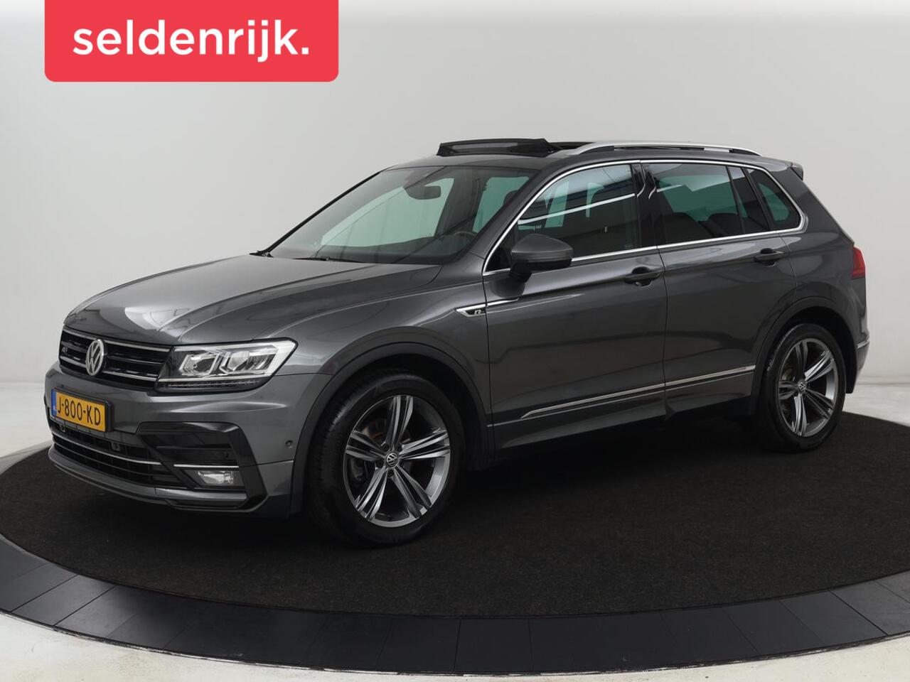 Volkswagen TIGUAN 1.5 TSI R Line | Panoramadak | Trekhaak | Stoelverwarming | Camera | Adaptive cruise | Virtual Cockpit | 19'' | Carplay | Park Assist | Navigatie | Full LED