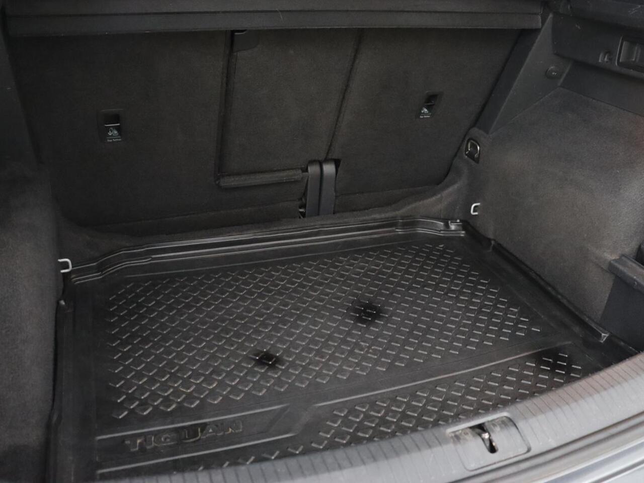 Volkswagen TIGUAN 1.5 TSI R Line | Panoramadak | Trekhaak | Stoelverwarming | Camera | Adaptive cruise | Virtual Cockpit | 19'' | Carplay | Park Assist | Navigatie | Full LED