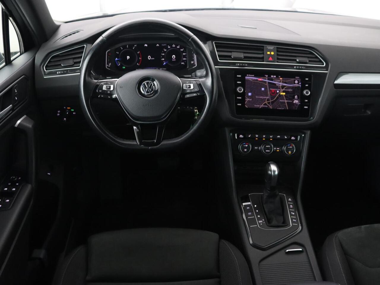 Volkswagen TIGUAN 1.5 TSI R Line | Panoramadak | Trekhaak | Stoelverwarming | Camera | Adaptive cruise | Virtual Cockpit | 19'' | Carplay | Park Assist | Navigatie | Full LED