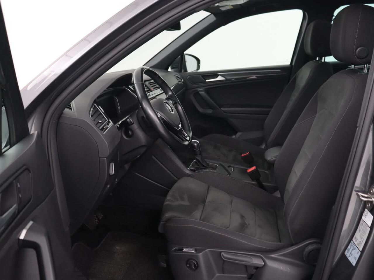 Volkswagen TIGUAN 1.5 TSI R Line | Panoramadak | Trekhaak | Stoelverwarming | Camera | Adaptive cruise | Virtual Cockpit | 19'' | Carplay | Park Assist | Navigatie | Full LED