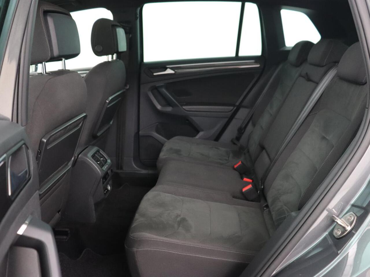 Volkswagen TIGUAN 1.5 TSI R Line | Panoramadak | Trekhaak | Stoelverwarming | Camera | Adaptive cruise | Virtual Cockpit | 19'' | Carplay | Park Assist | Navigatie | Full LED