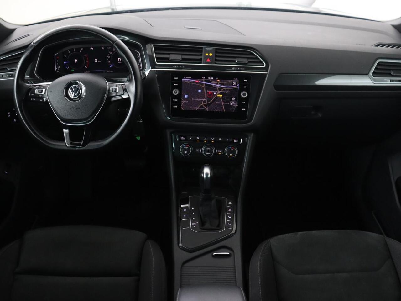 Volkswagen TIGUAN 1.5 TSI R Line | Panoramadak | Trekhaak | Stoelverwarming | Camera | Adaptive cruise | Virtual Cockpit | 19'' | Carplay | Park Assist | Navigatie | Full LED