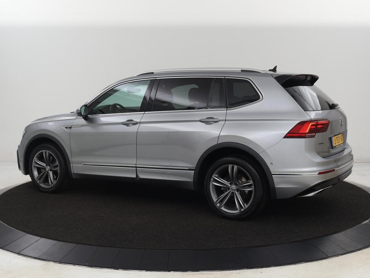 Volkswagen TIGUAN Allspace 1.5 TSI R Line 7-persoons | Carplay | Adaptive cruise | 19'' | Navigatie | Camera | Virtual Cockpit | Full LED | Keyless | Park Assist | DAB | Climate control