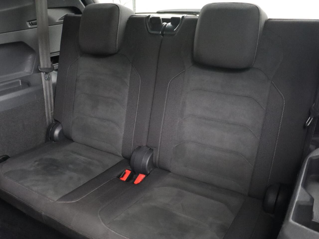 Volkswagen TIGUAN Allspace 1.5 TSI R Line 7-persoons | Carplay | Adaptive cruise | 19'' | Navigatie | Camera | Virtual Cockpit | Full LED | Keyless | Park Assist | DAB | Climate control