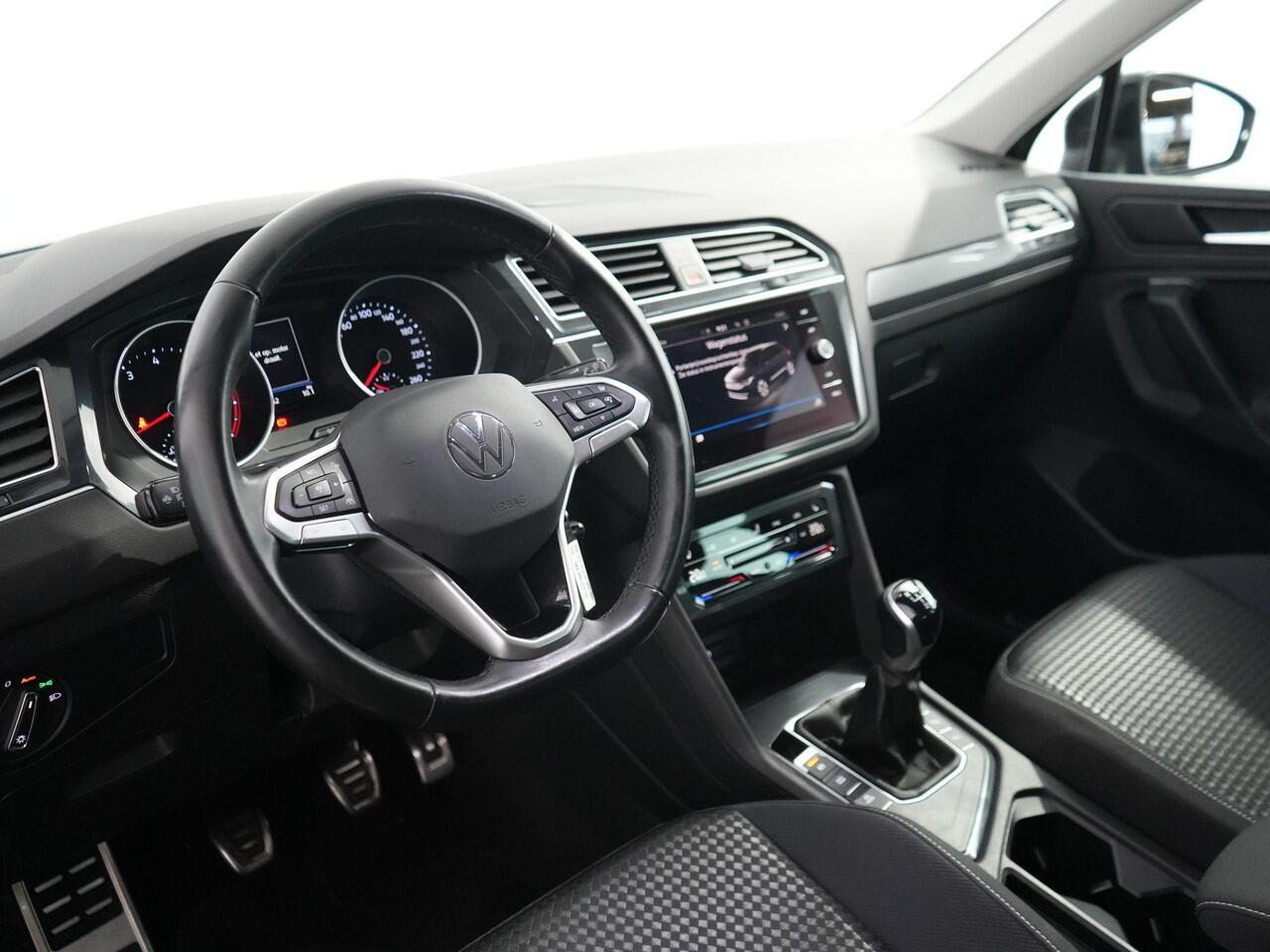 Volkswagen TIGUAN 1.5 TSI Life Business | Trekhaak | Carplay | IQ Drive | Winterpakket