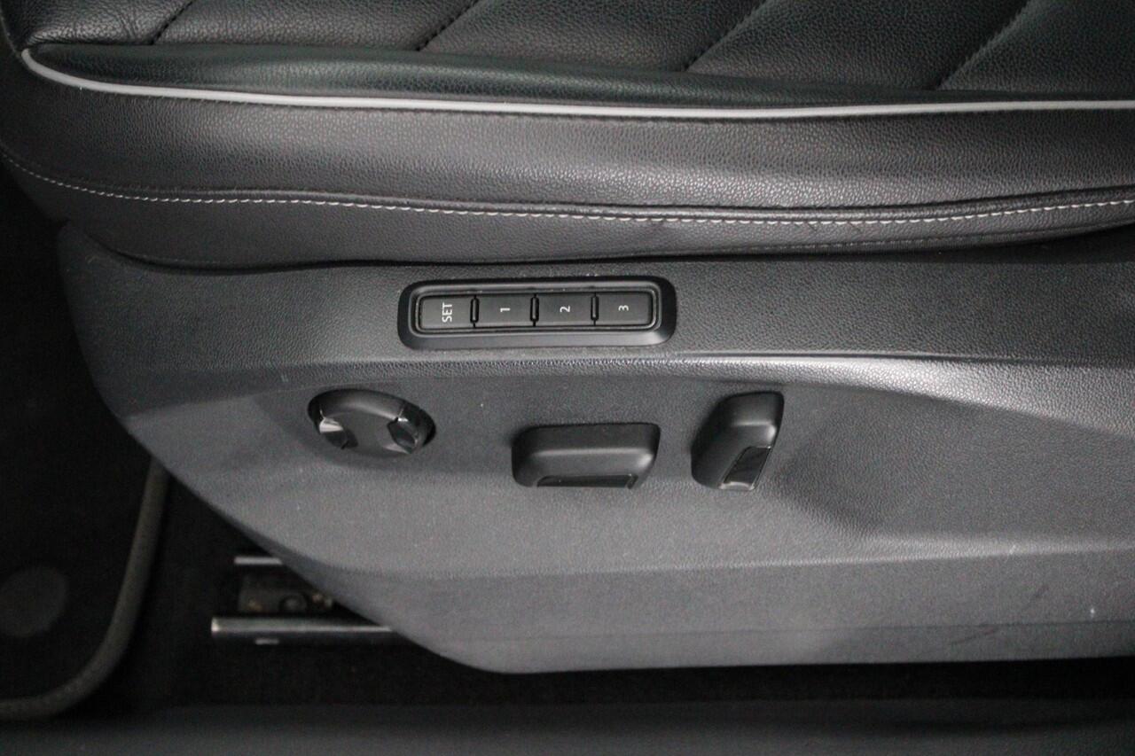 Volkswagen TIGUAN 1.5 TSI 150pk DSG 2x R-Line Black Style Leder Head-Up Stoelverwarming Virtual Cockpit Navigatie