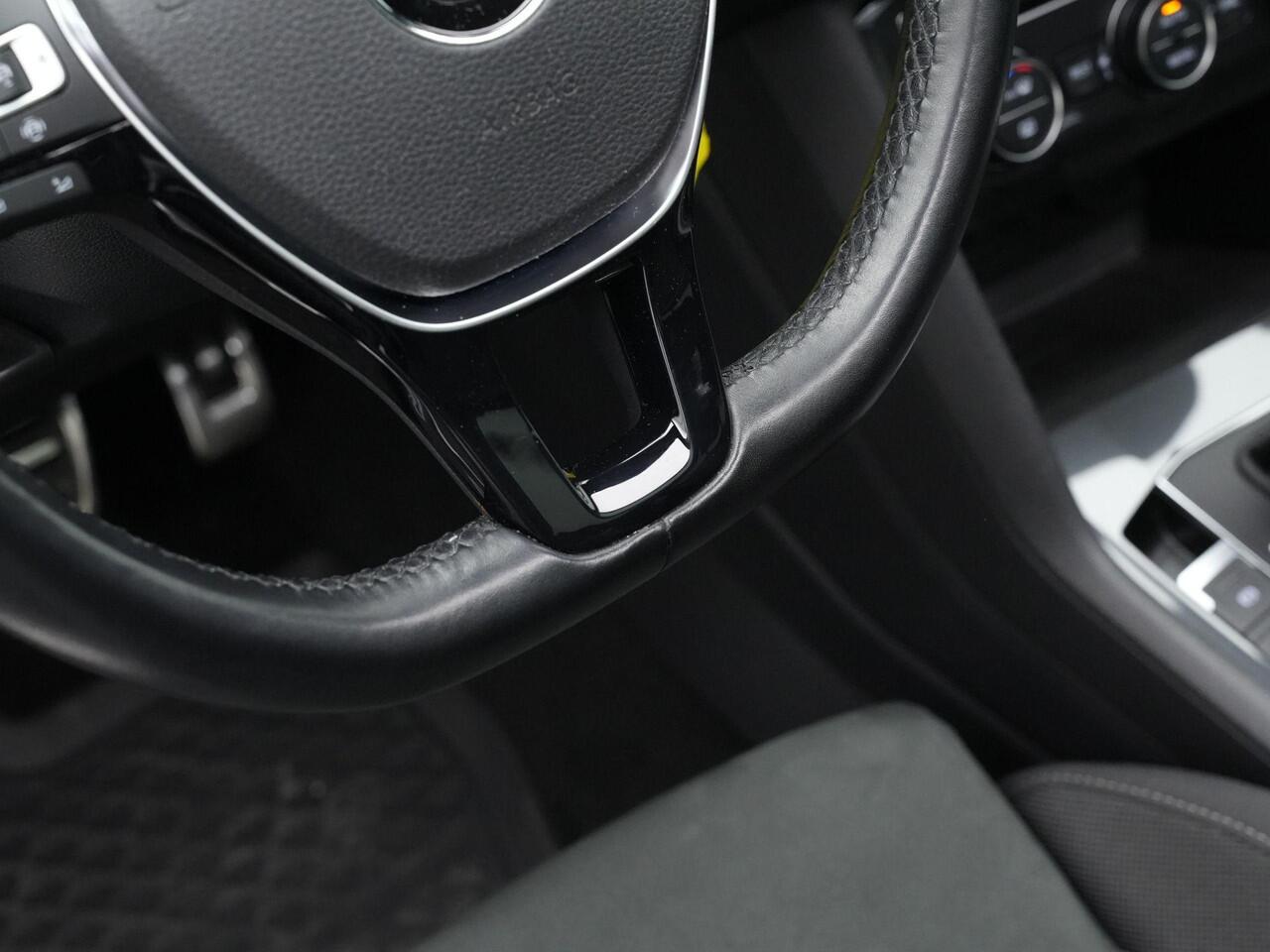 Volkswagen TIGUAN 1.5 TSI 150 pk DSG ACT Highline Business R / R-Line | Panoramadak | Trekhaak | 360 camera | Dynaudio