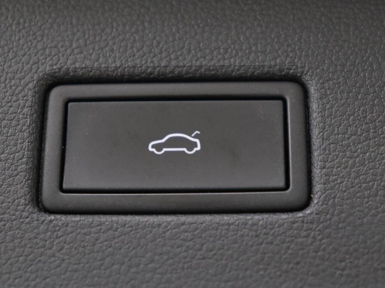 Volkswagen TIGUAN 1.4 TSI eHybrid Style | Trekhaak | Stoelverwarming | 360 Camera | Adaptive cruise | Carplay | Park Assist | Achterbankverwarming | Virtual Cockpit | PHEV | Plug In