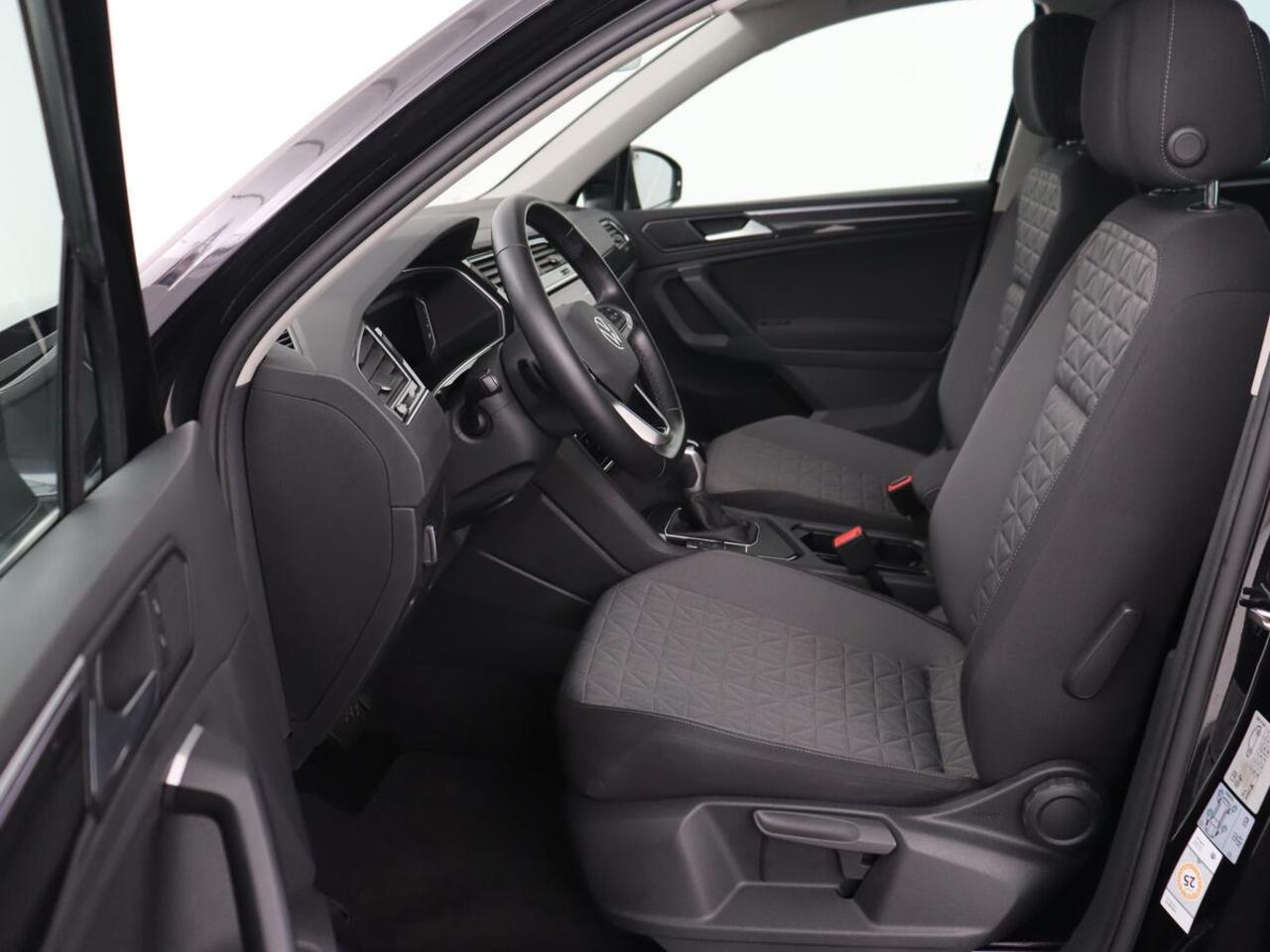 Volkswagen TIGUAN 1.4 TSI eHybrid Style | Stoelverwarming | Camera | Adaptive cruise | Carplay | Sfeerverlichting | Full LED | Navigatie | Park Assist | DAB | Stuurverwarming | PHEV | Plug In