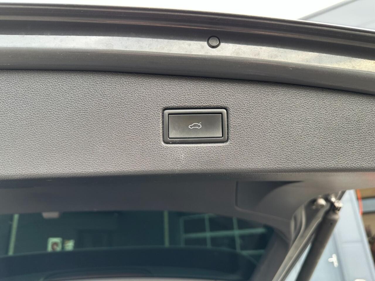 Volkswagen TIGUAN 1.5 TSi Aut. R-Line Navi. Camera Schuifdak Leder Trekhaak